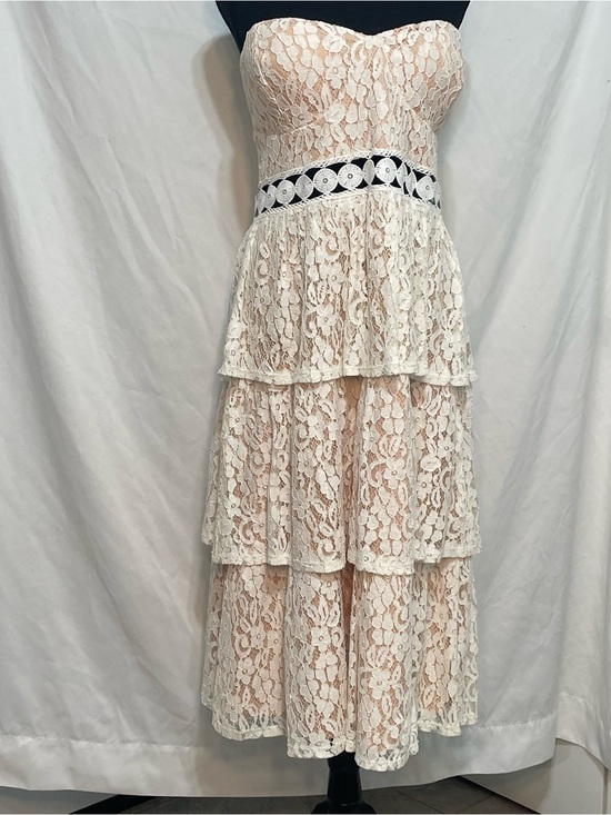 Lulus Dresses & Skirts - Lulu's NWT Strapless Cream Lace Tiered Dress open embroidered Waistband.  XL.